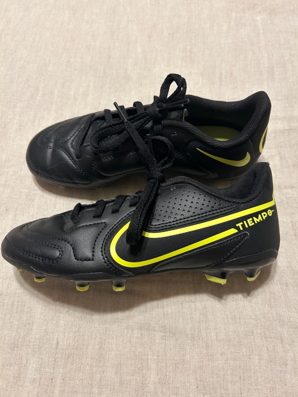 Nike Jr. Tiempo Legend 9 Club MG
Youth Soccer Cleats in Black